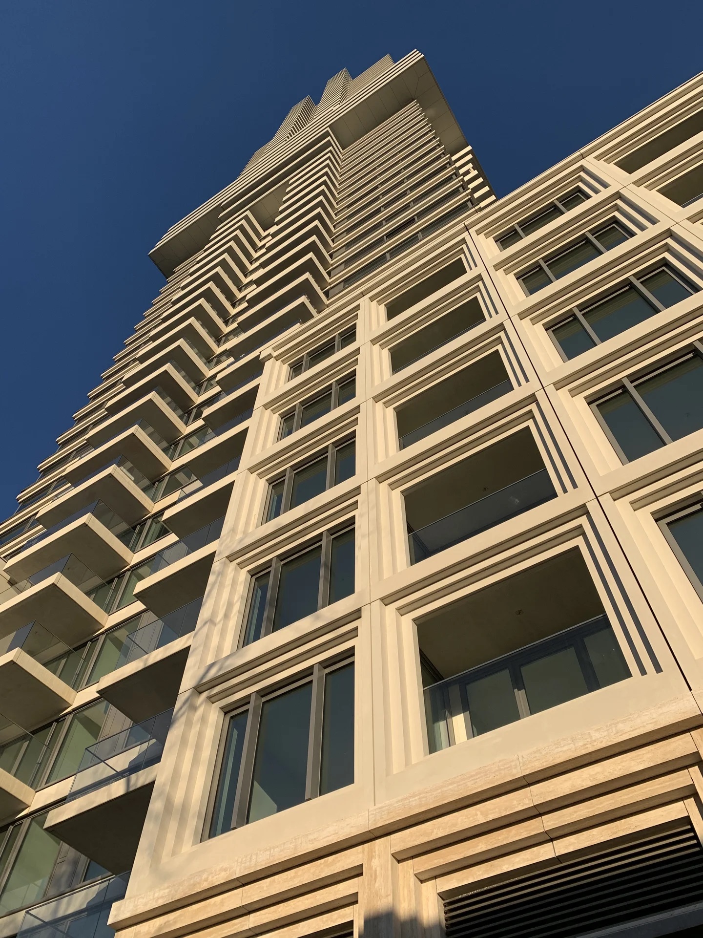 De Cooltoren van onderaf gezien tegen een diepblauwe lucht